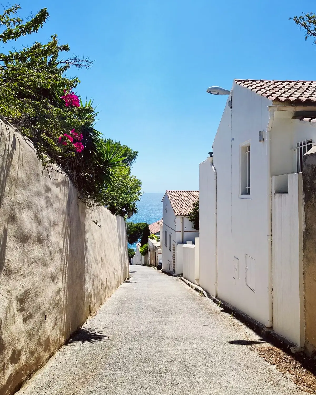 Ruelle blanche de Cassis descendant vers la mer