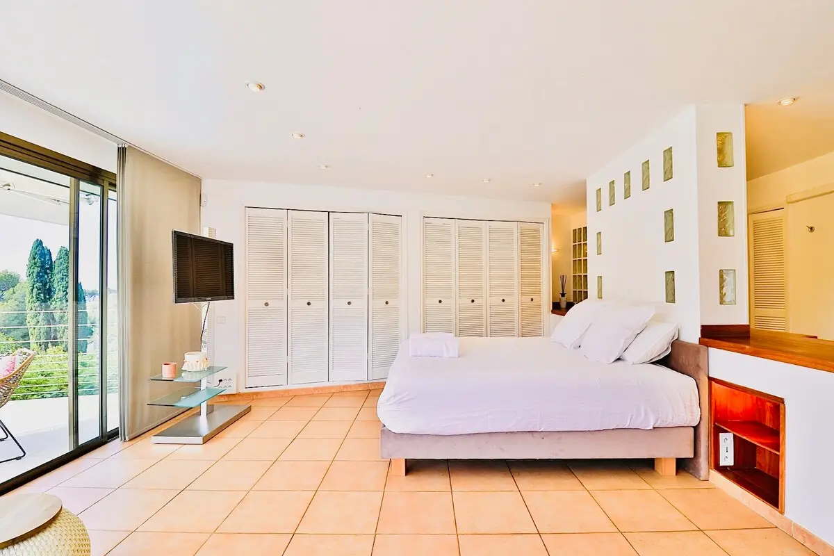 Chambre claire, lit king size et grands placards