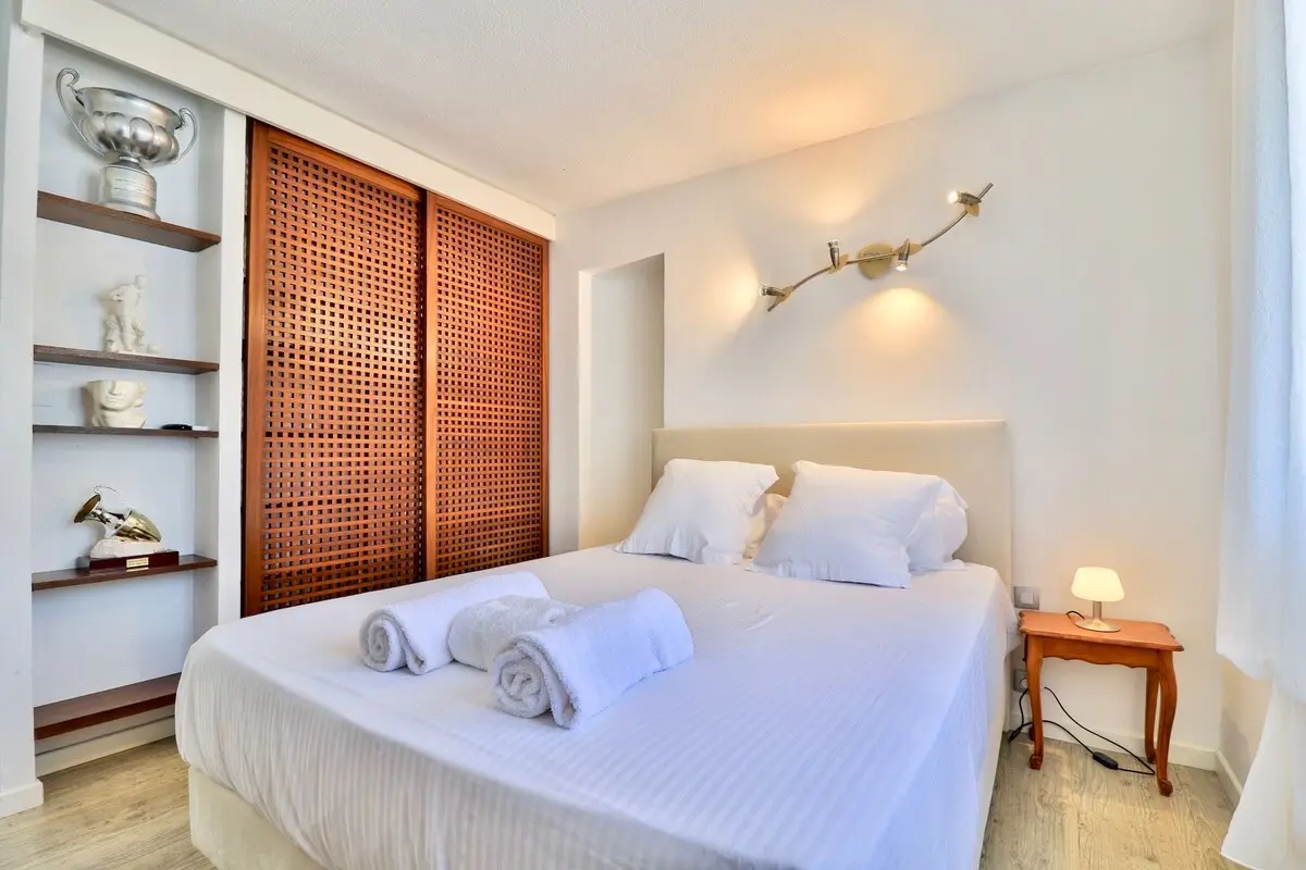 Chambre sobre et son placard en cannage