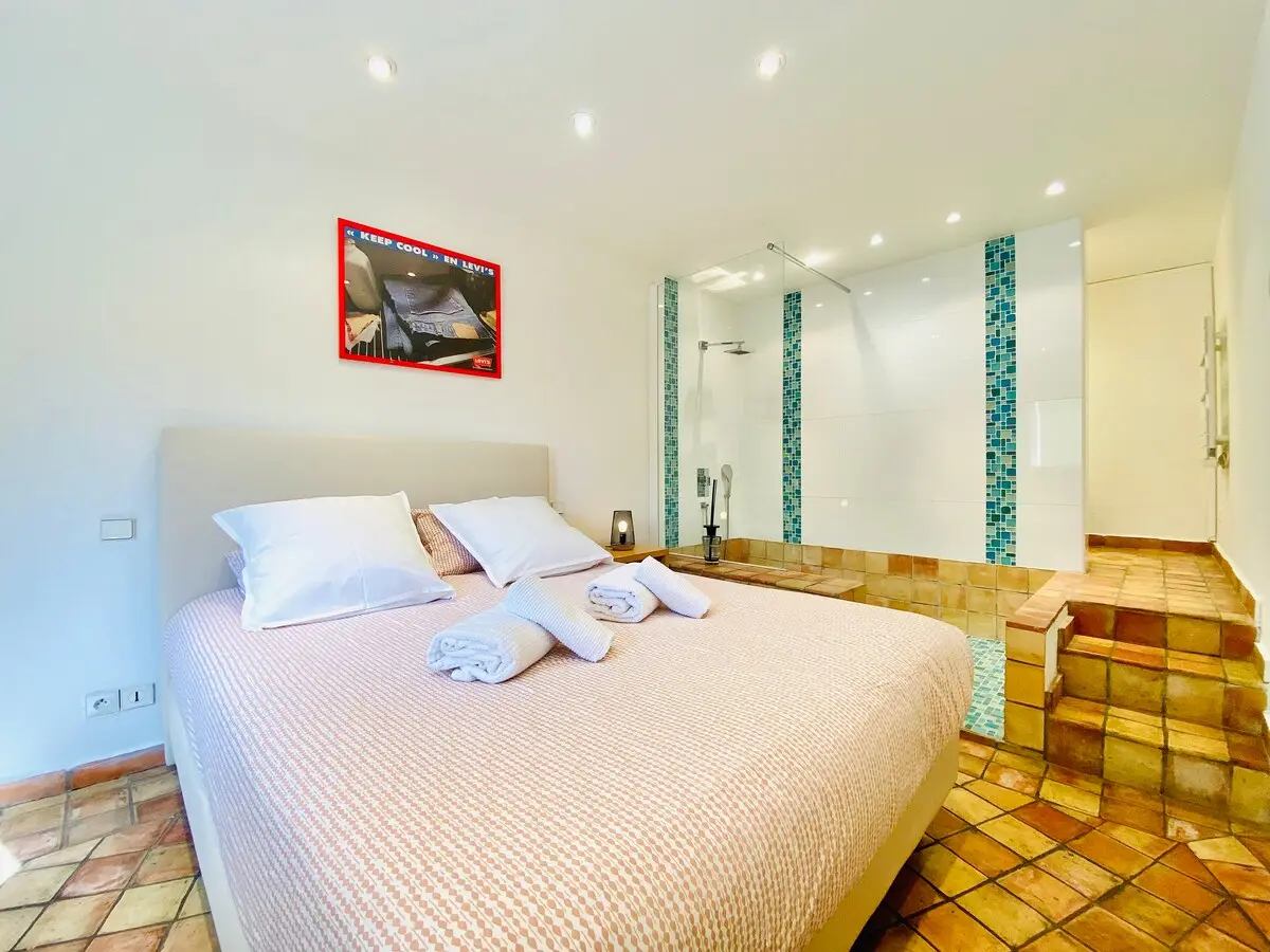 Chambre et sa salle d’eau en mosaïque turquoise