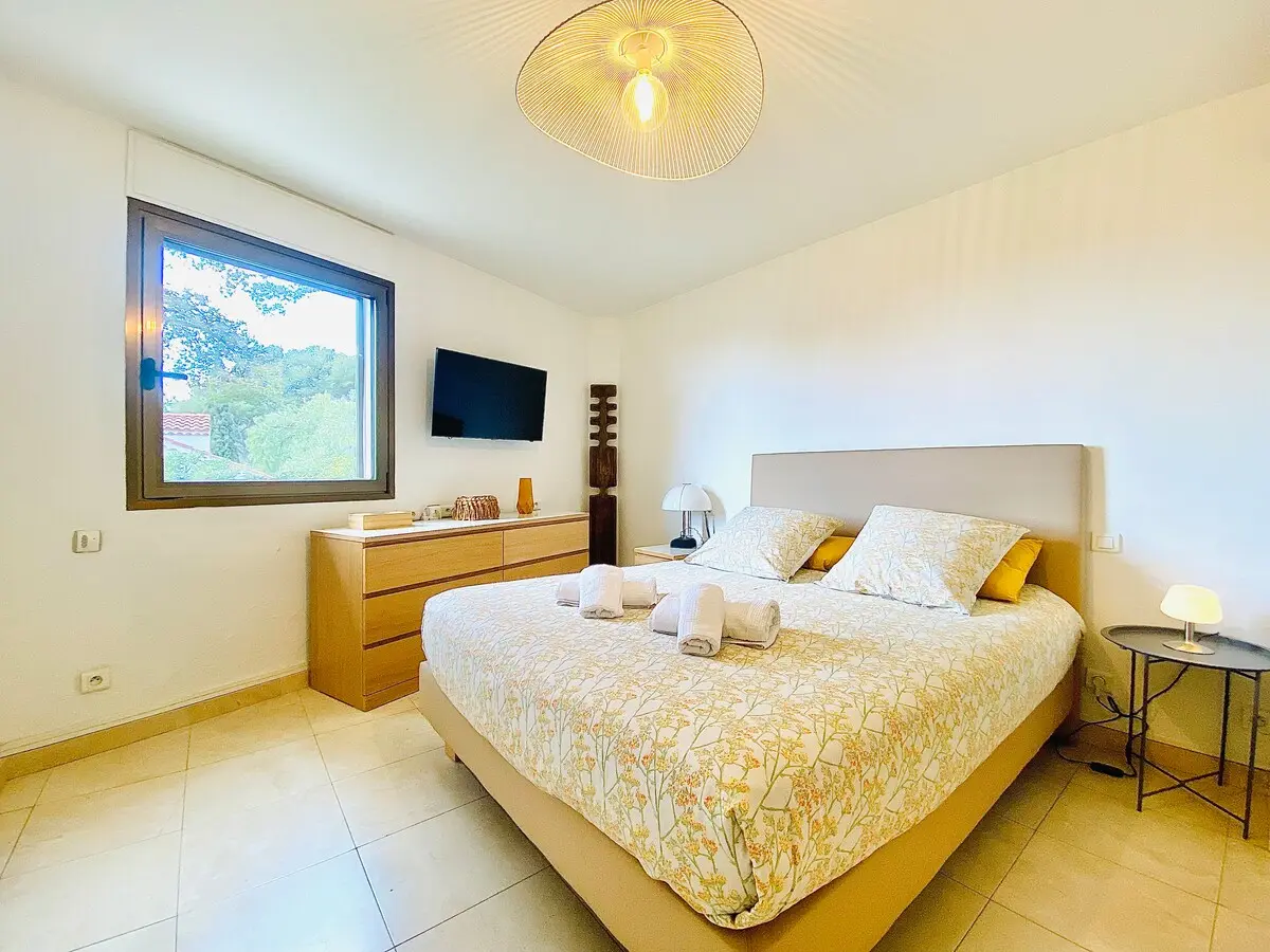 Chambre dorée et sa fenêtre sur la verdure