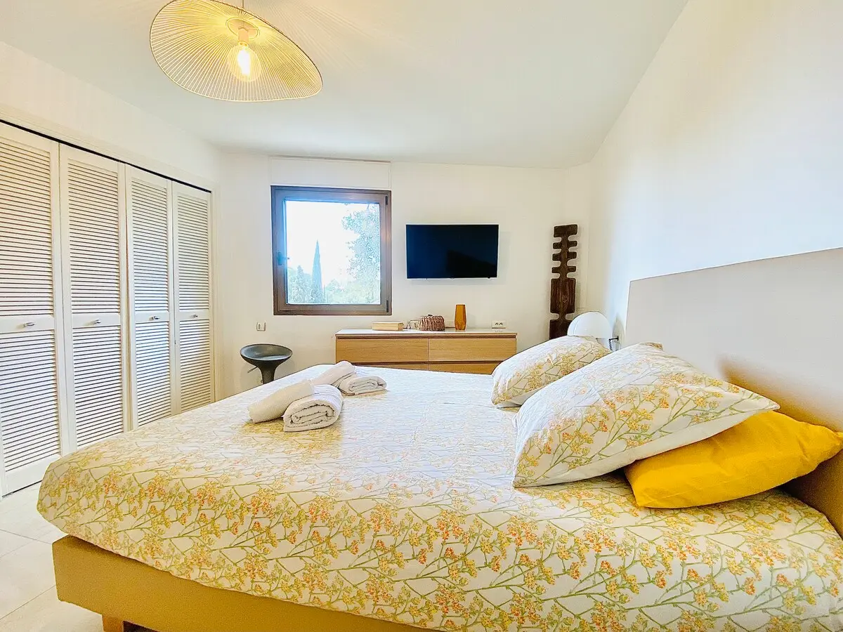 Chambre aux tons dorés, linge de maison fleuri