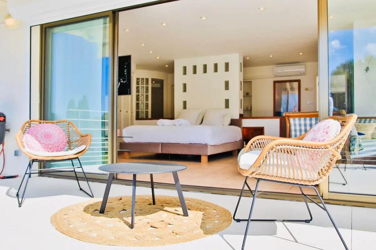 Chambre ouverte de plain-pied sur la terrasse de la piscine