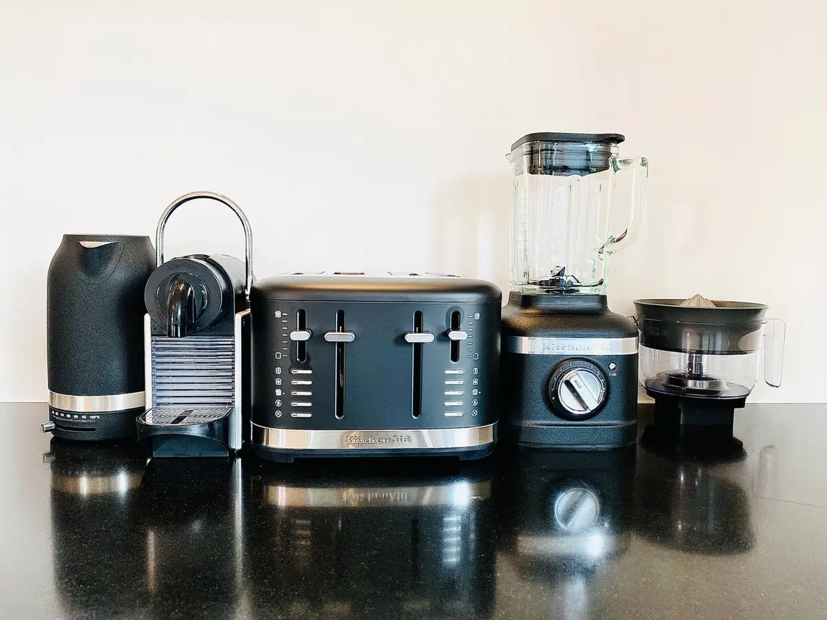 Cafetière, grille-pain et blender sur le plan de travail