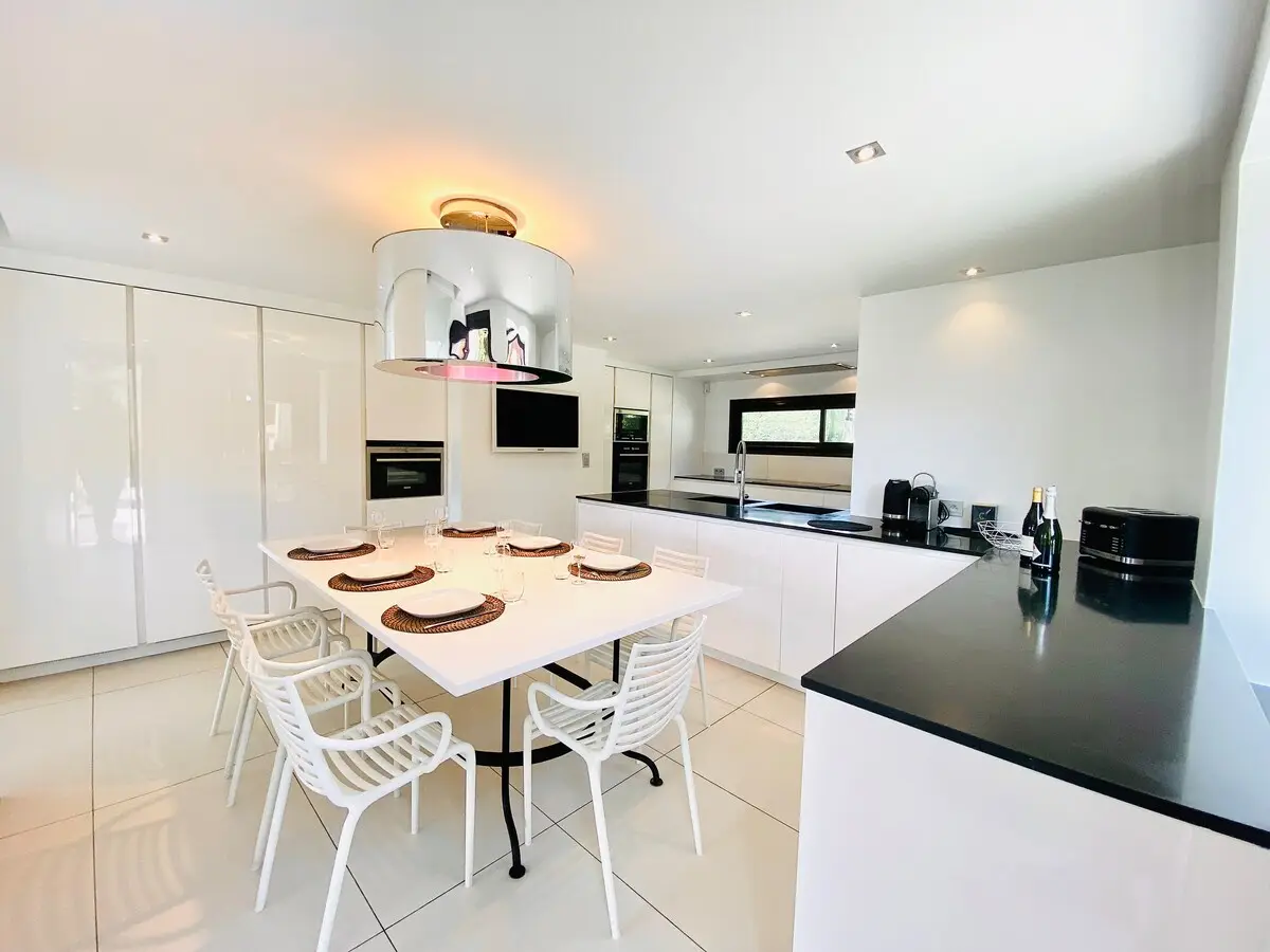 Cuisine équipée et sa table dressée pour six