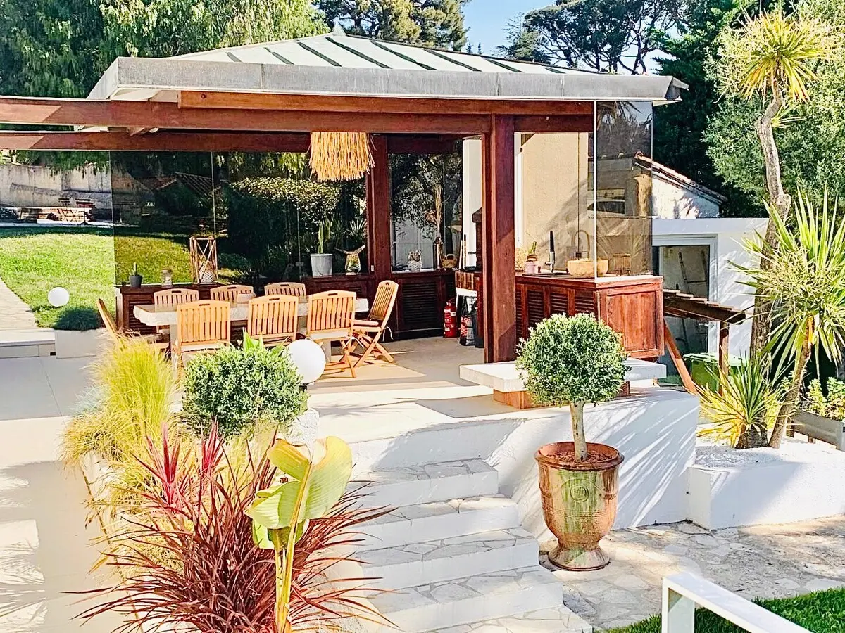 Pergola en bois et massifs fleuris au cœur du parc