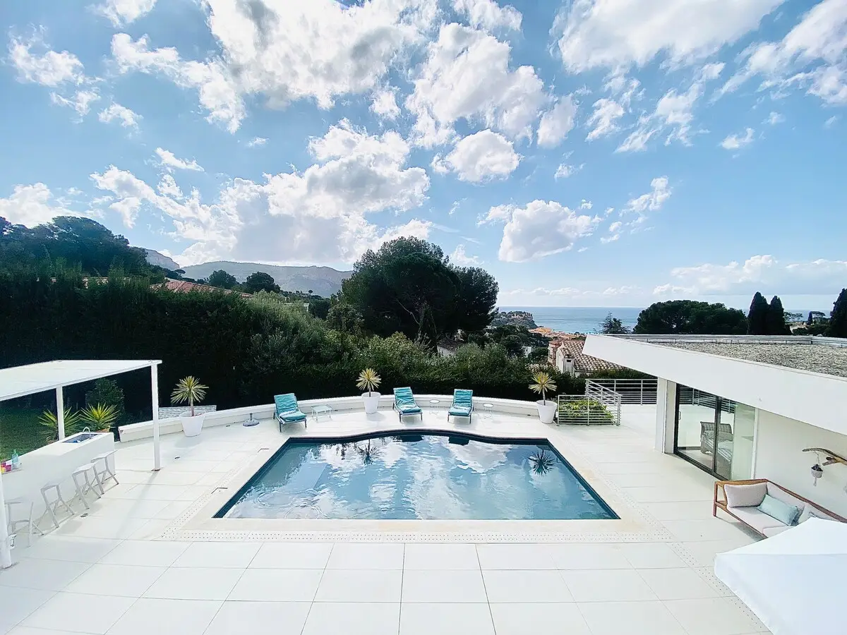 La piscine dans son écrin de collines provençales
