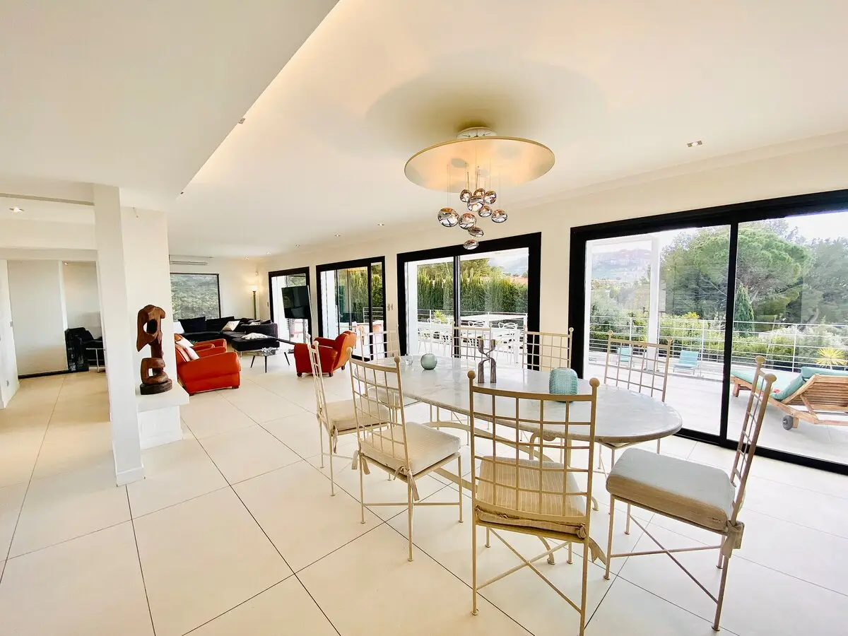 Salle à manger en enfilade du salon, face au jardin