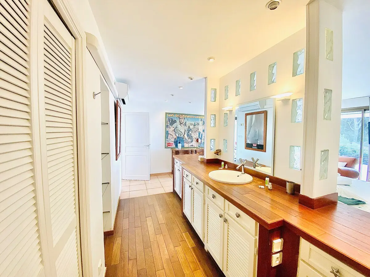 Salle de bain en bois clair et rangements sur mesure