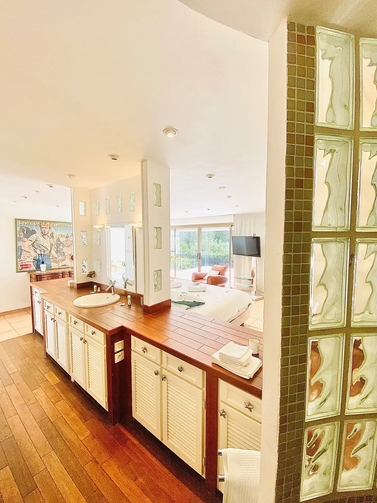 Salle de bain ouverte sur la chambre