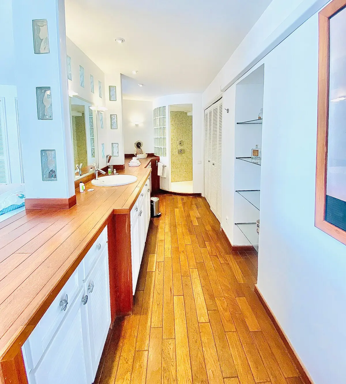 Salle de bain à double vasque et plan de travail en bois