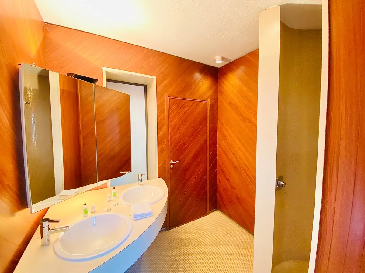 Salle de bain habillée de bois exotique, double vasque