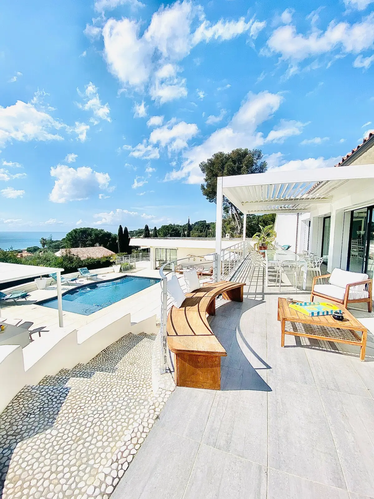La terrasse de la villa et la Méditerranée au-delà du bassin