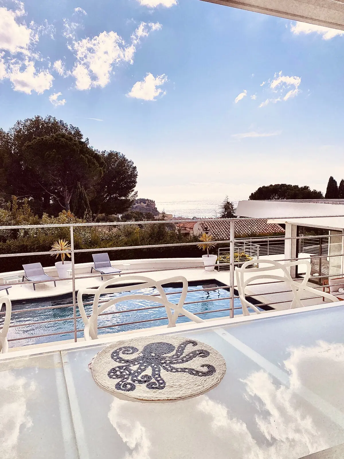 La mer depuis la terrasse, dans la lumière de fin de journée