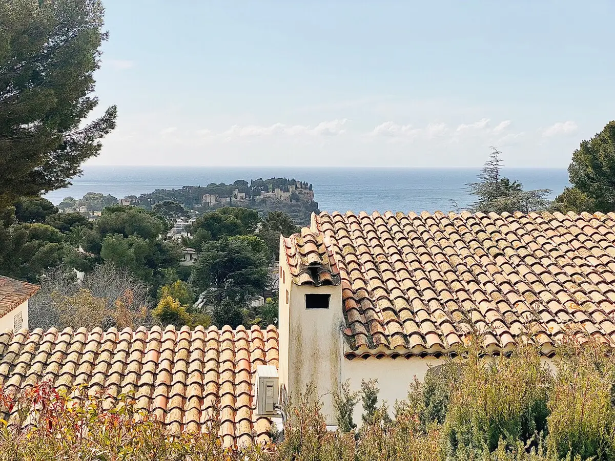 La mer et les toits de tuiles depuis les hauteurs de la villa